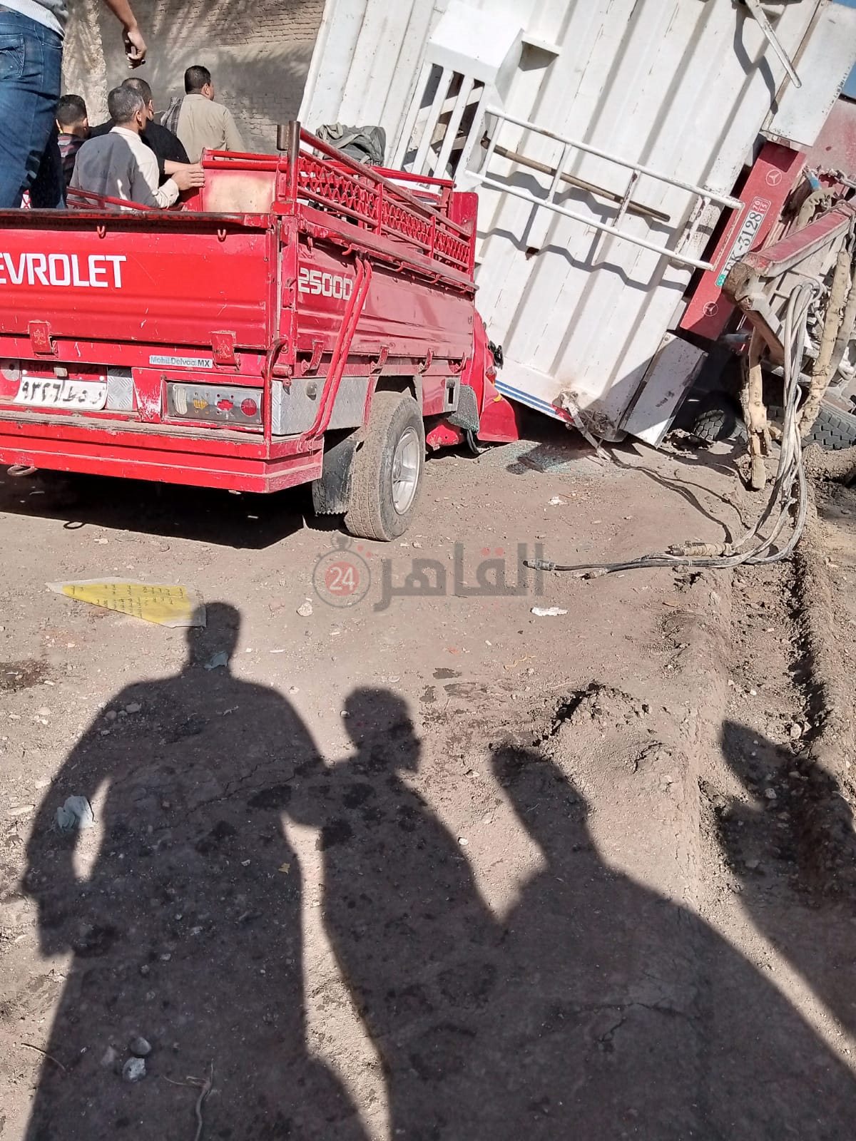 انقلاب سيارة محملة بمواد بناء بالشرقية 05