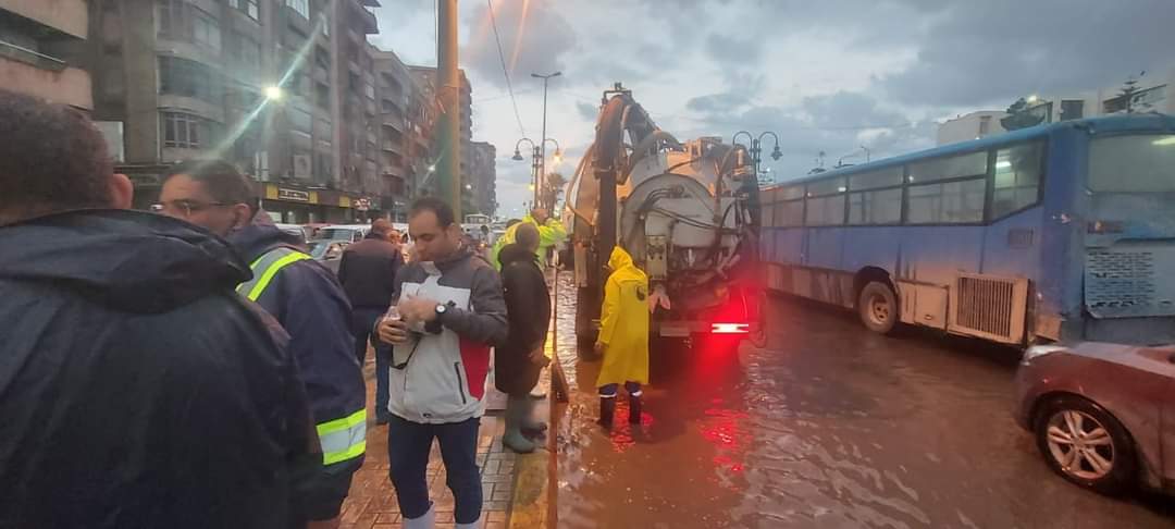 تراكم مياه الأمطار بطريق الإسكندرية - مطروح