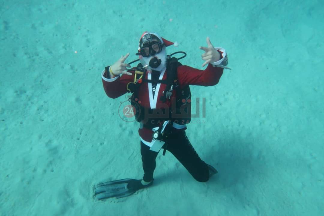 بابا نويل يسبح مع السائحين فى أعماق مدينة الغردقة