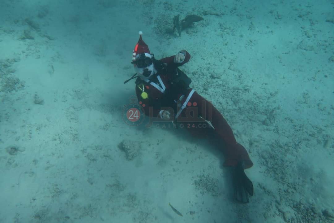 بابا نويل يسبح مع السائحين فى أعماق مدينة الغردقة