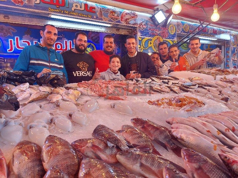 الطفل أحمد بين بائعي الأسماك 