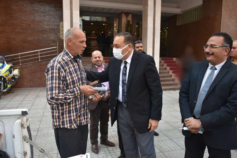 محافظ الشرقية خلال تسليم المُسن مكواة 01