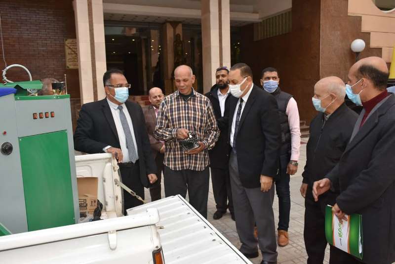 محافظ الشرقية خلال تسليم المُسن مكواة 03