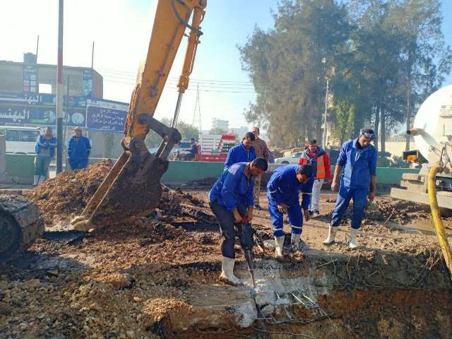 أعمال إصلاح انفجار خط الطرد الرئيسي بالزقازيق