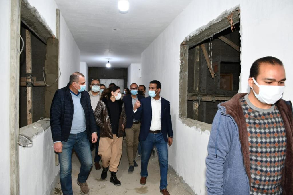 مساعد رئيس مجلس الوزراء ونائب محافظ الفيوم يتفقدان مشروع السكن البديل بالحواتم