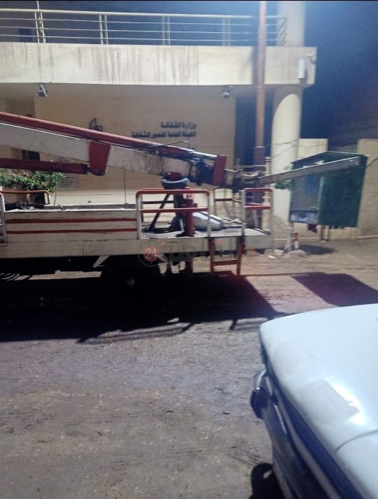 سيارة مجلس المدينة تتحرك لإعادة طلاء العمود وإخفاء معالم الحادث هربًا من المسؤلية 01