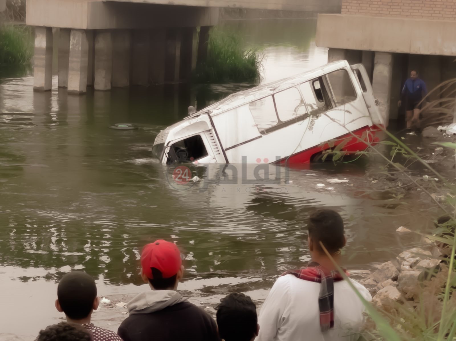 سقوط سيارة إسعاف في المنيا