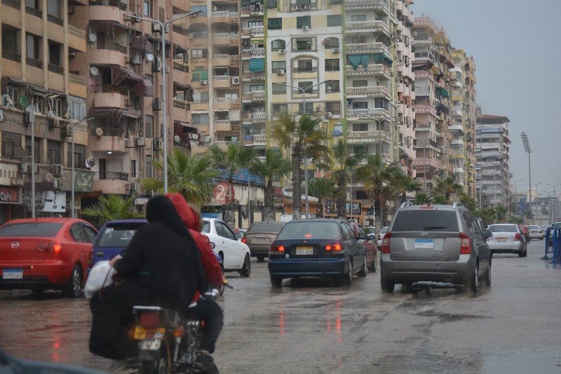 أسرة علي دراجة نارية رغم الأمطار 2