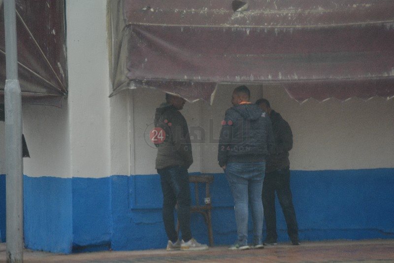 الشباب أسفل المظلات 