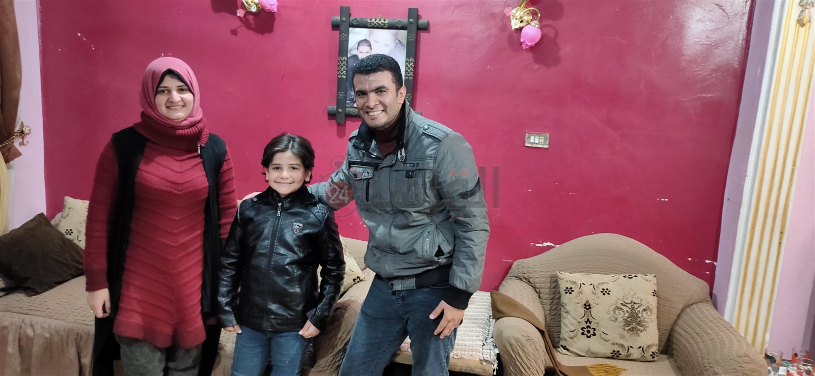 محمد ووالدته مع مراسل القاهرة 24