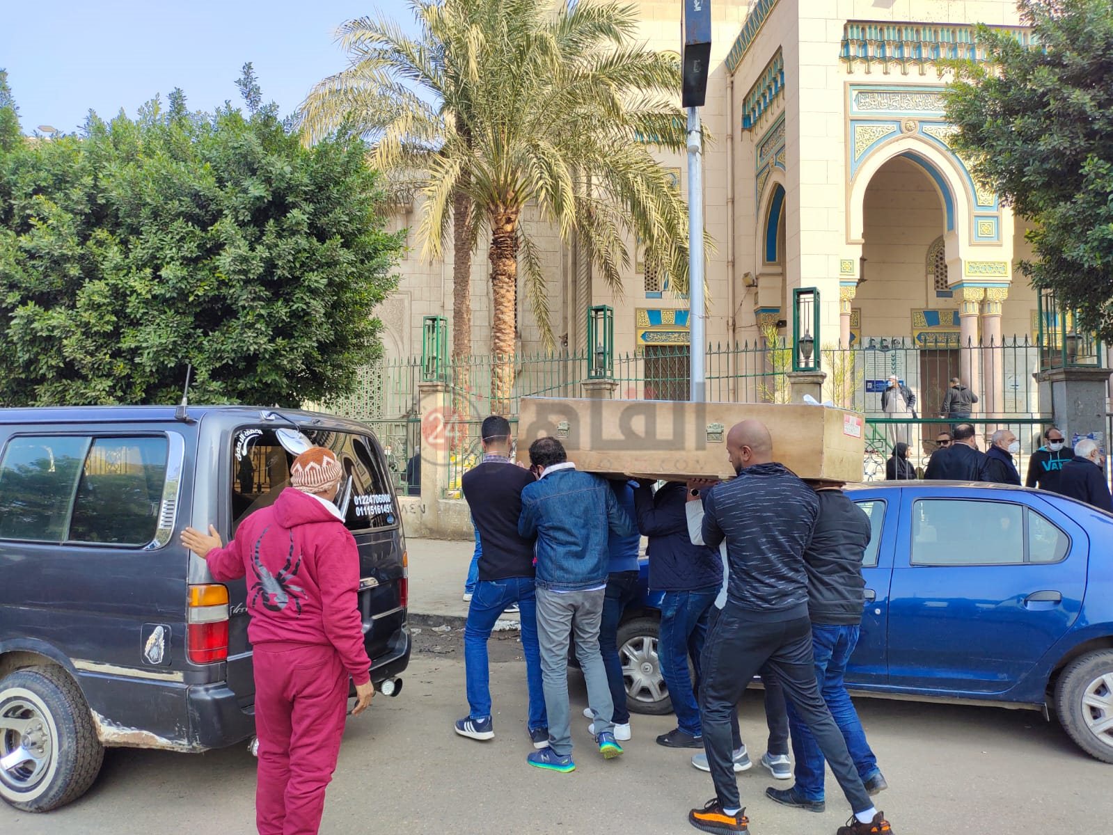 وصول جثمان نجل محمد رضا إلى مسجد صلاح الدين (2)