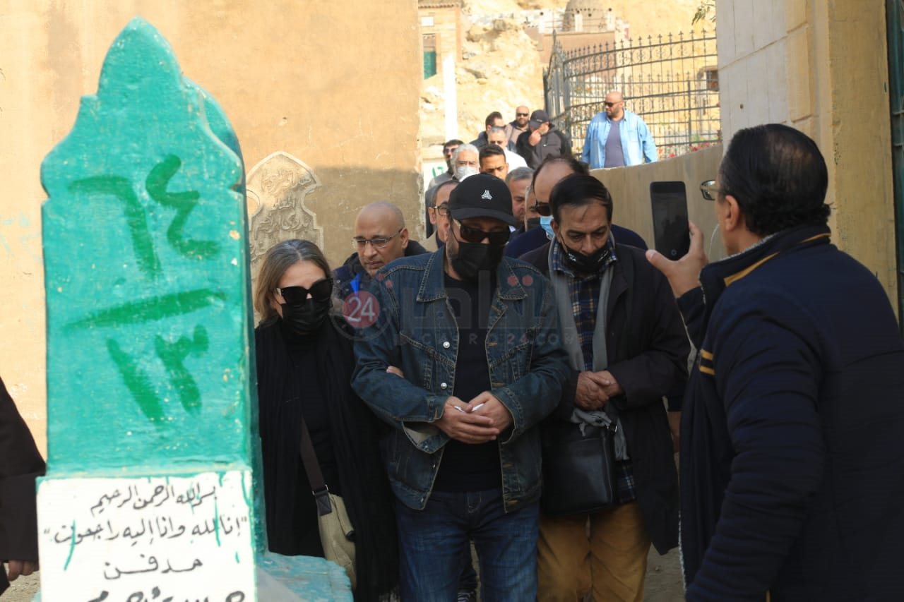 لحظات وداع الفنان علي الحجار لشقيقه أحمد بالمقابر (3)