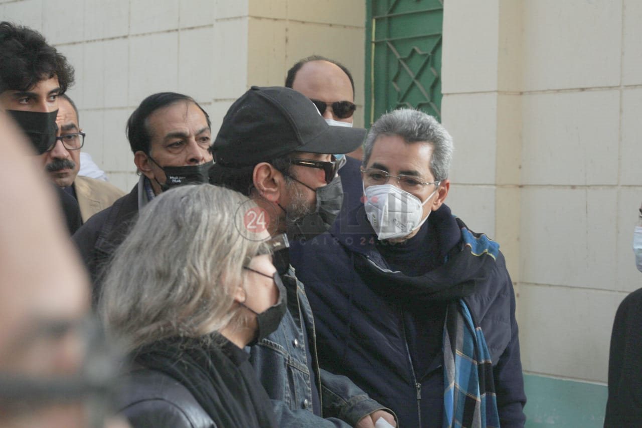 لحظات وداع الفنان علي الحجار لشقيقه أحمد بالمقابر (9)