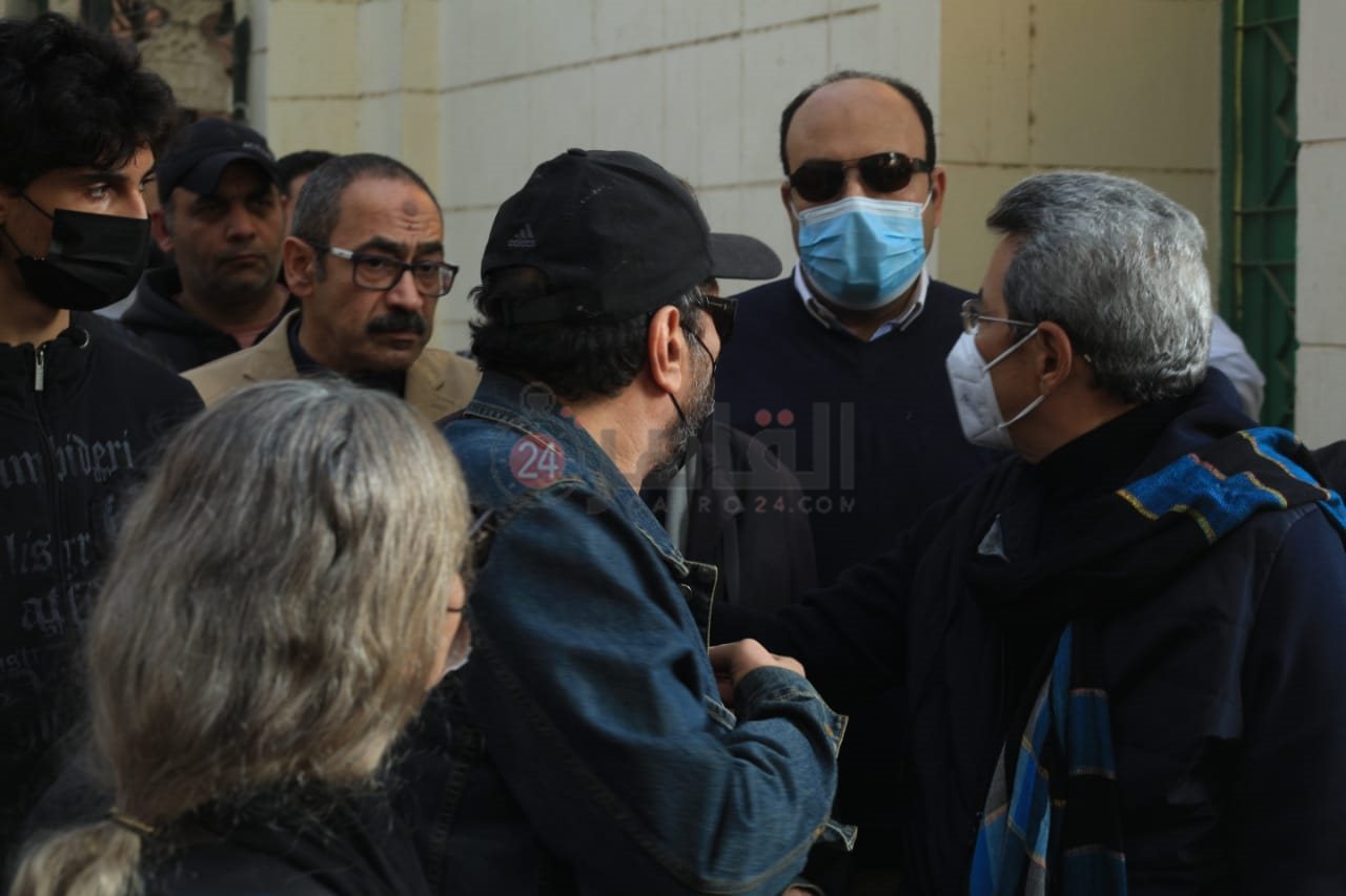 لحظات وداع الفنان علي الحجار لشقيقه أحمد بالمقابر (12)