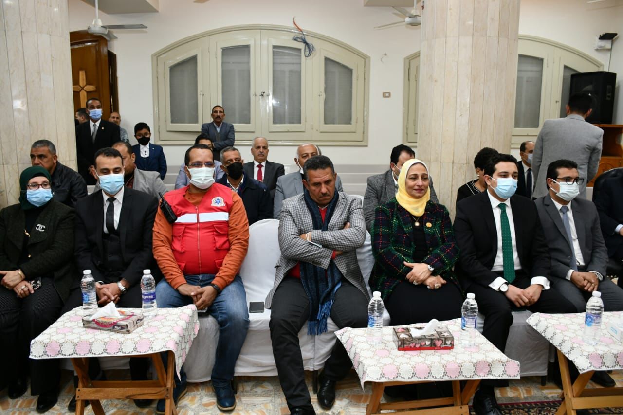 محافظ الفيوم يزور الكنيستين الإنجيلية والكاثوليكية