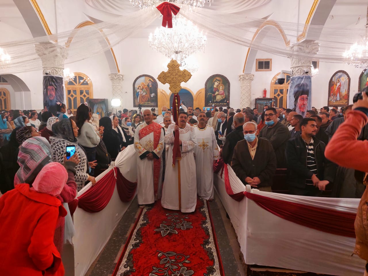  احتفالات أقباط الأقصر بعيد الميلاد المجيد بكنيسة العذراء مريم