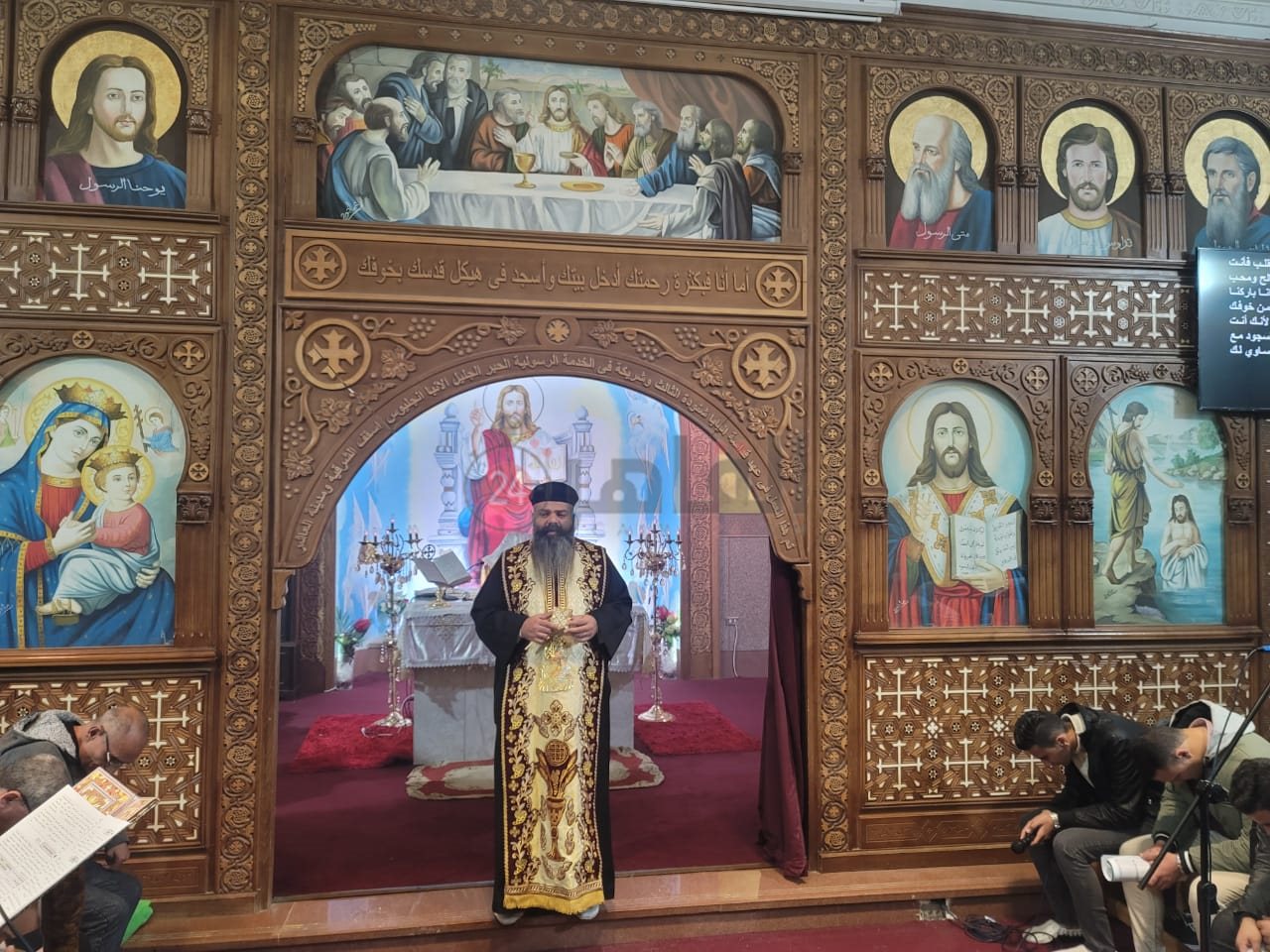 القس جوارجيوس أثناء قداس عيدالميلاد المجيد بالشرقية 01