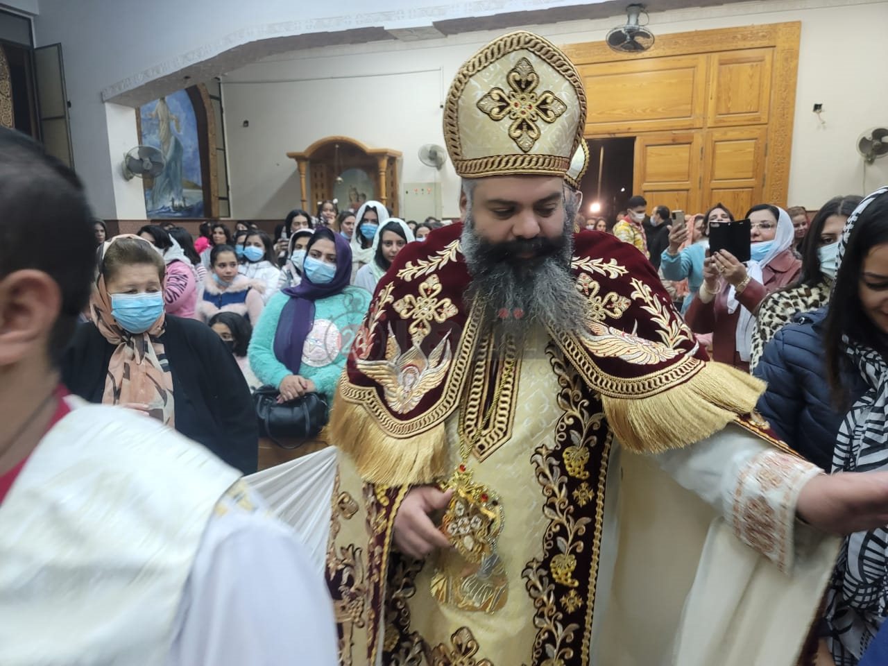 القس جوارجيوس أثناء قداس عيدالميلاد المجيد بالشرقية 02