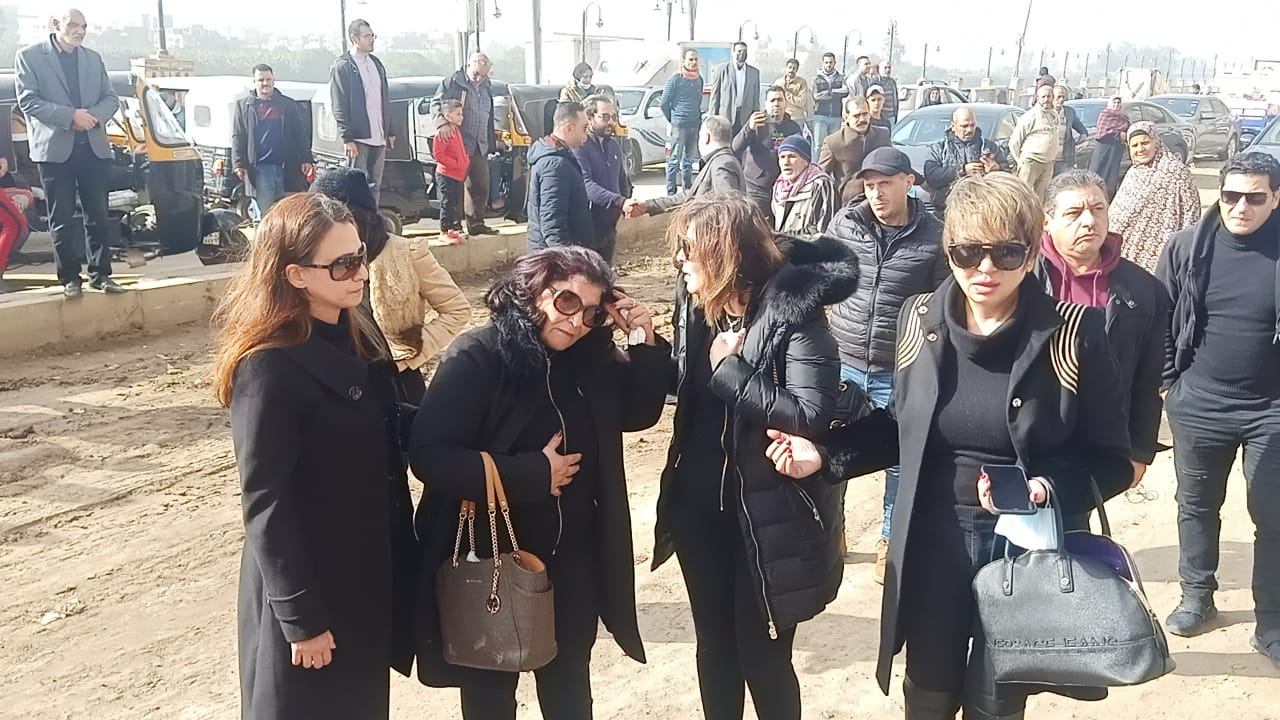 وصول جثمان الإعلاي وائل الإبراشي وسط حالة حزن لأسرته 