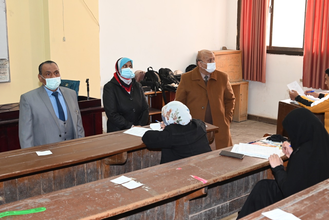 نائب رئيس جامعة الفيوم يتفقد سير الامتحانات