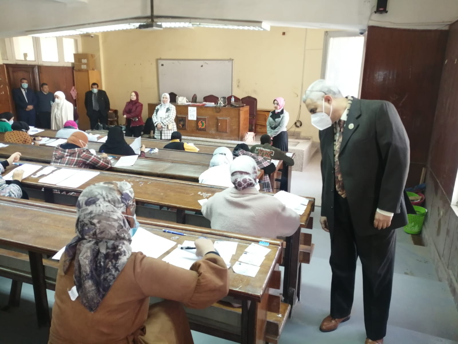 نائب رئيس جامعة الفيوم يتفقد سير الامتحانات