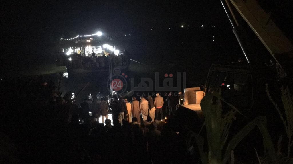 لحظة انتشال ضحايا حادث غرق سيارة نصف نقل في منشأة القناطر