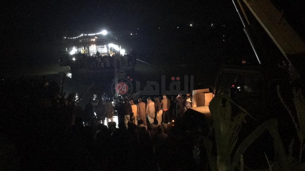 لحظة انتشال ضحايا حادث غرق سيارة نصف نقل في منشأة القناطر