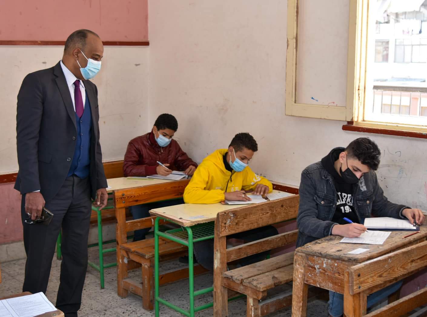 وكيل تعليم بورسعيد يتابع انتظام امتحانات النقل 1