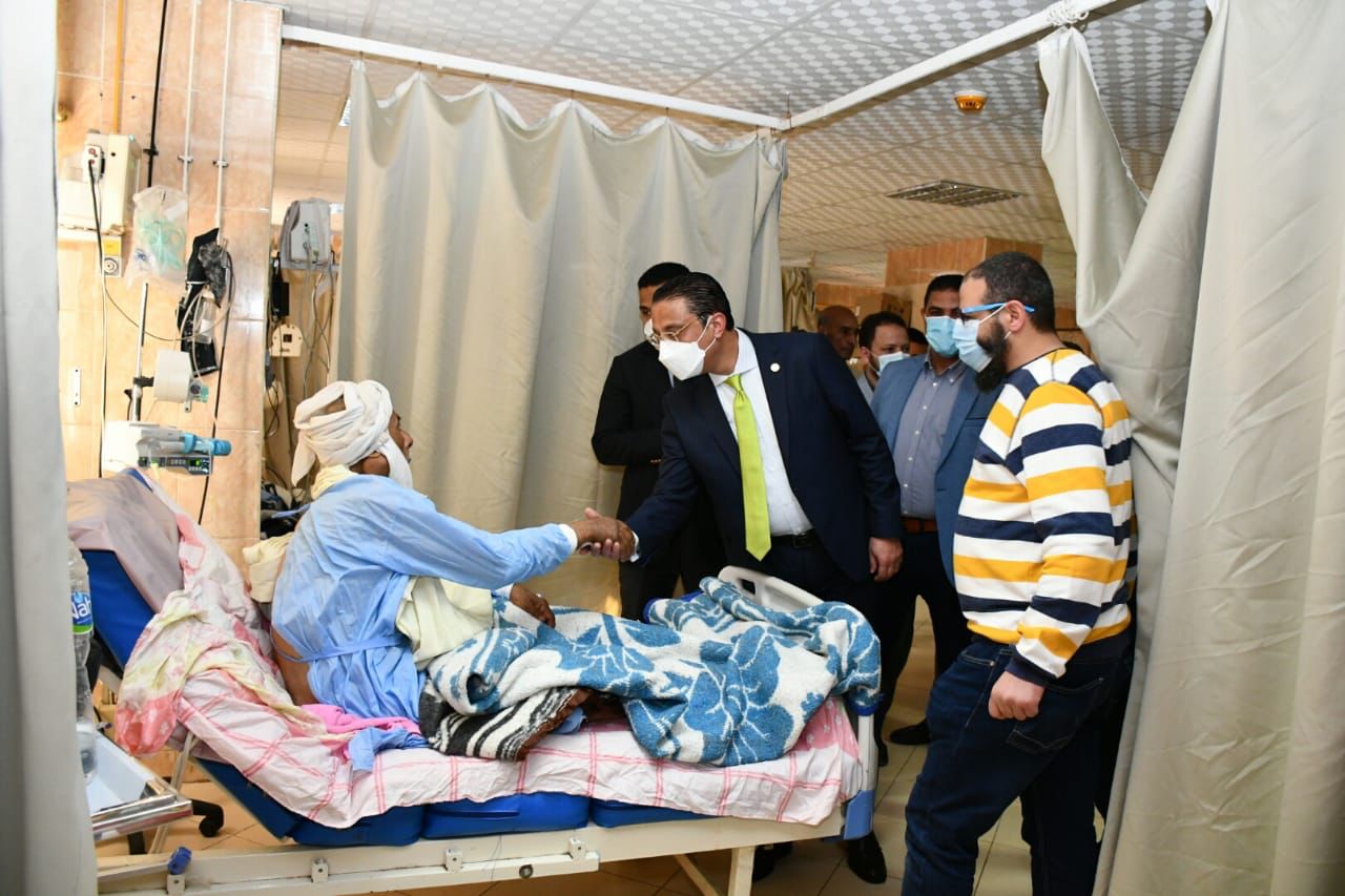 محافظ الفيوم يزور المرضى