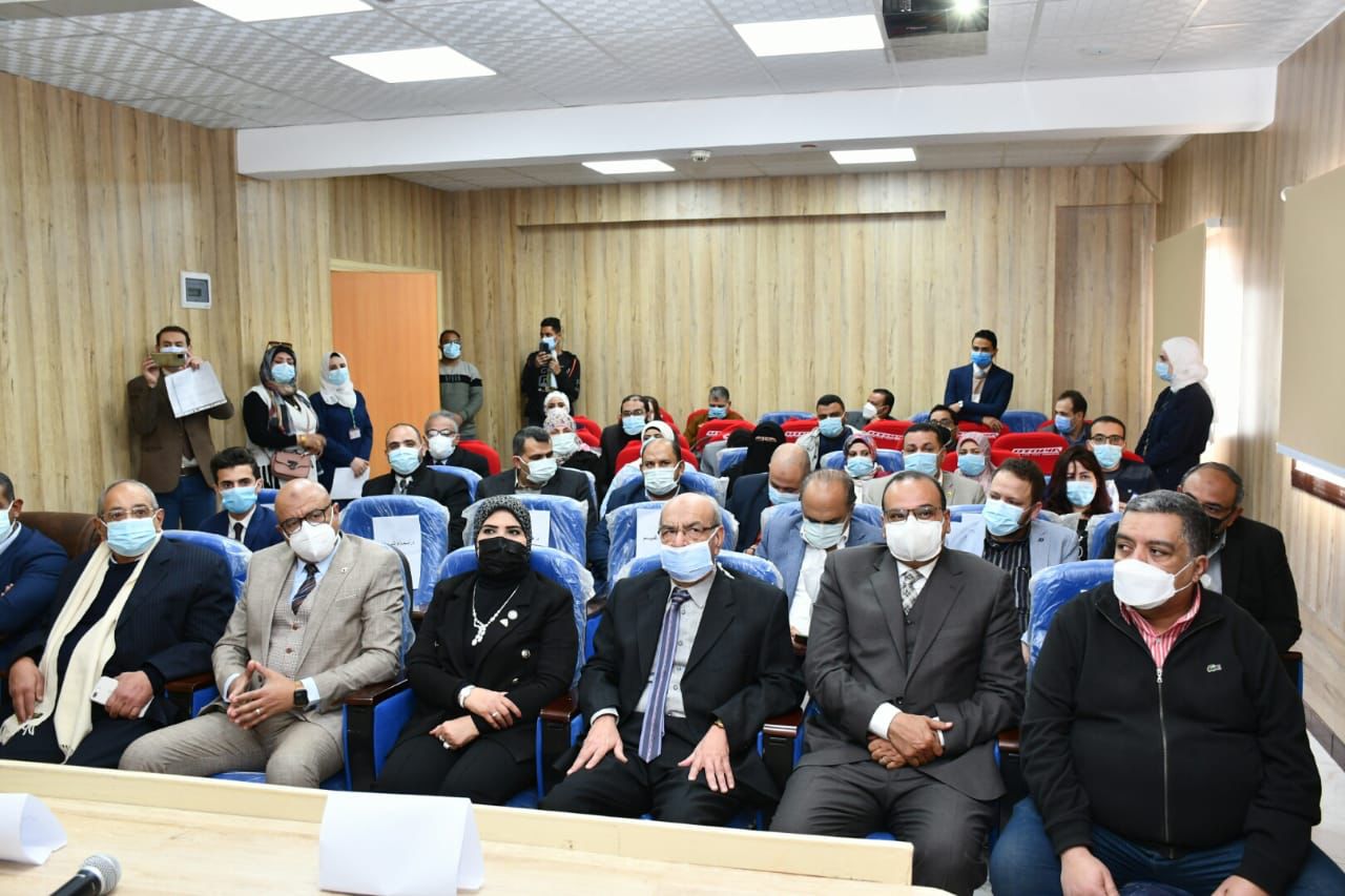 محافظ الفيوم يُشاهد بثًا مباشرًا لإجراء عملية مناظير الجهاز الهضمي