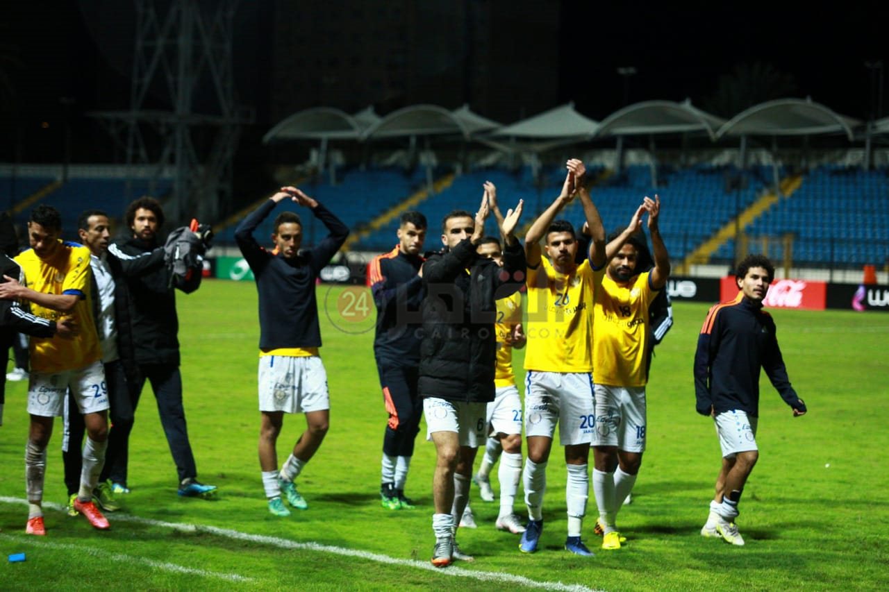 جماهير الإسماعيلي تحيي لاعبيها عقب الفوز أمام سموحة