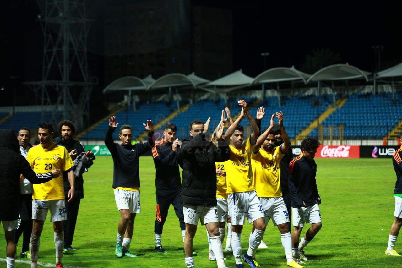 جماهير الإسماعيلي تحيي لاعبيها عقب الفوز أمام سموحة