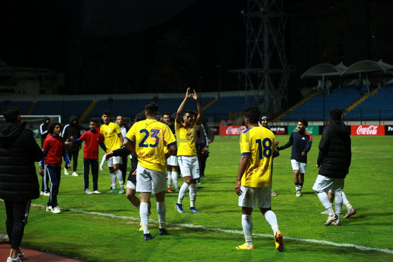 جماهير الإسماعيلي تحيي لاعبيها عقب الفوز أمام سموحة