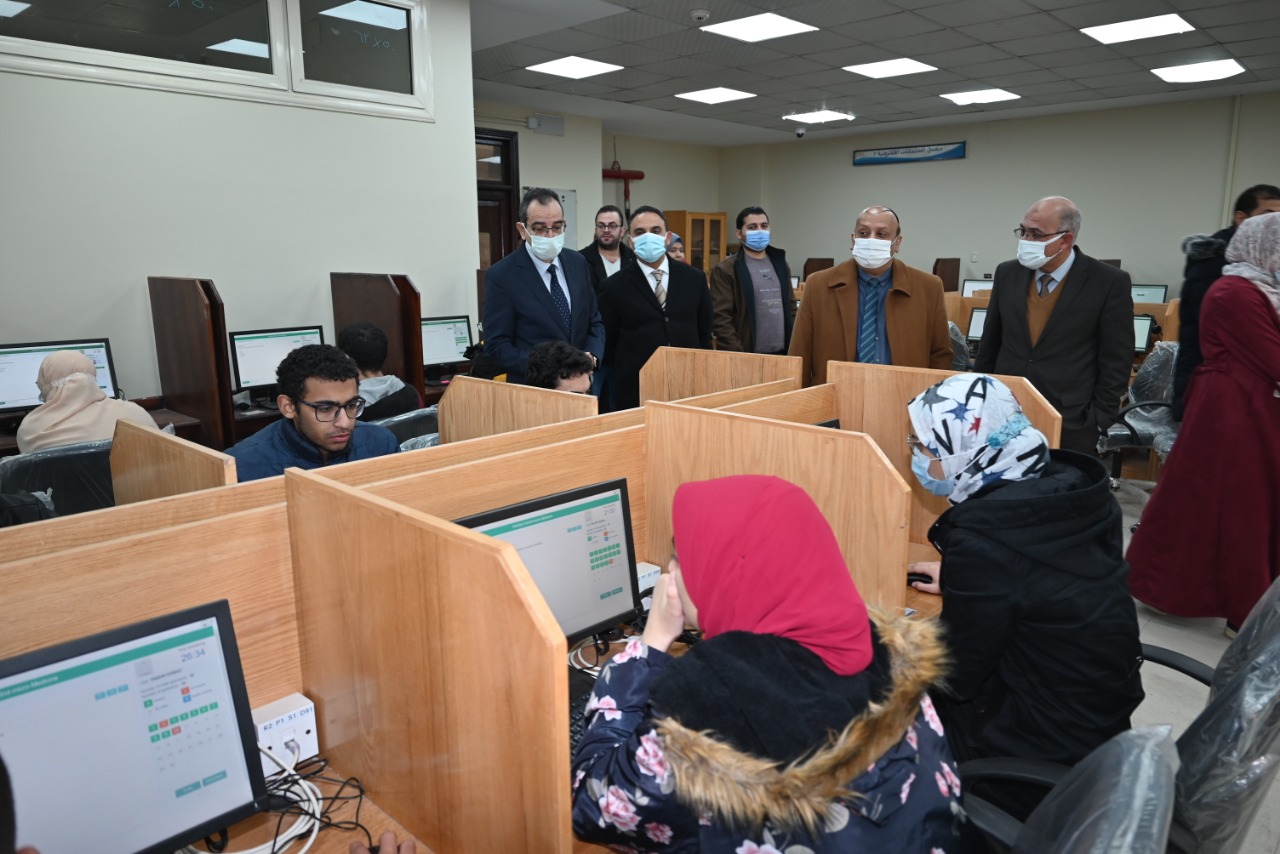 رئيس جامعة الفيوم يتابع كاميرات المراقبة المركزية بكلية الطب