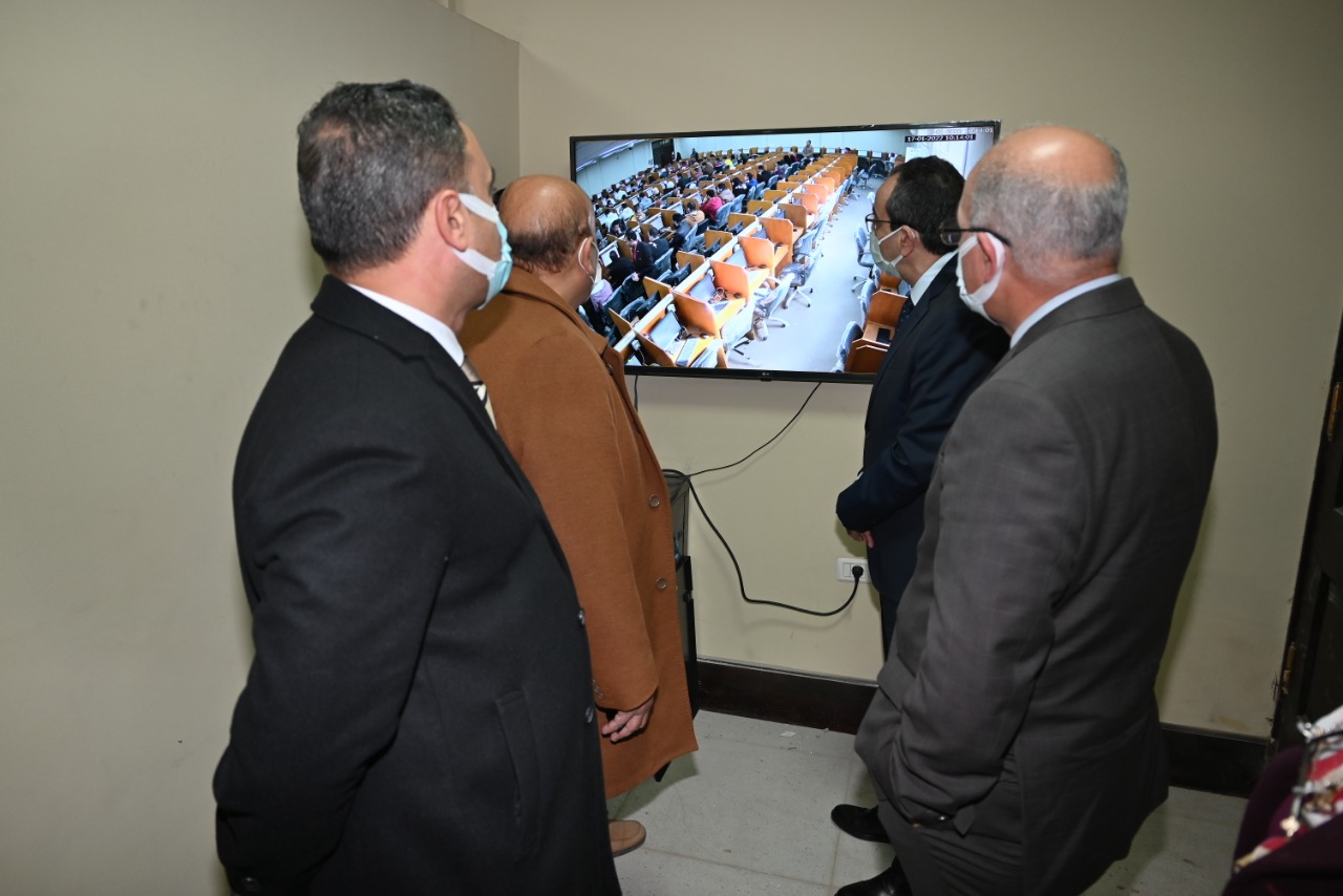 رئيس جامعة الفيوم يتابع كاميرات المراقبة المركزية بكلية الطب