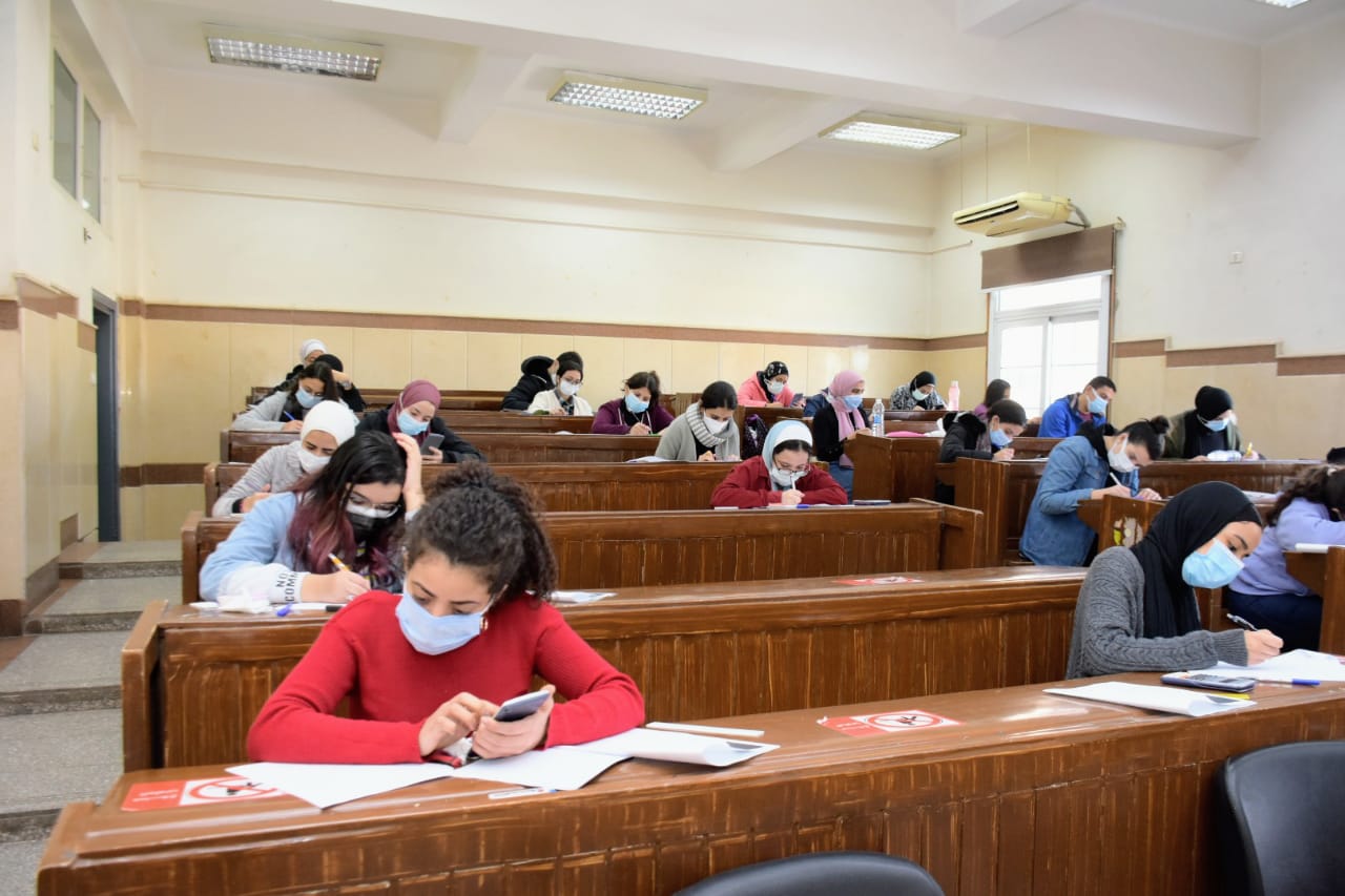 الطلاب يؤدون الامتحان وسط اجرءات احترازية