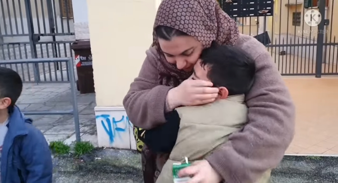 لحظة عودة أمينة الإيطالية لزوجها وأولادهما