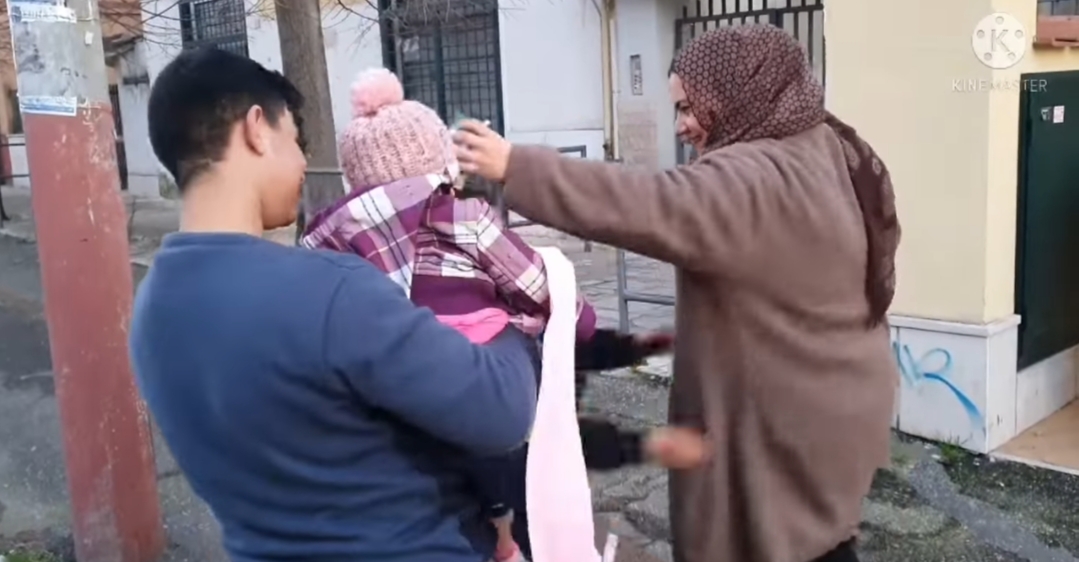 لحظة عودة أمينة الإيطالية لزوجها وأولادهما