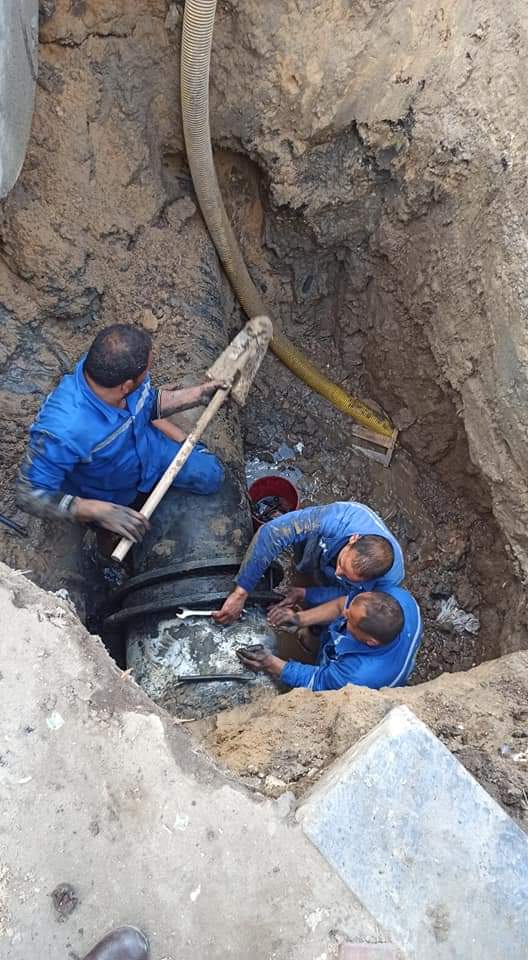 عمال شركة مياه الشرب والصرف الصحي بمحافظة الفيوم