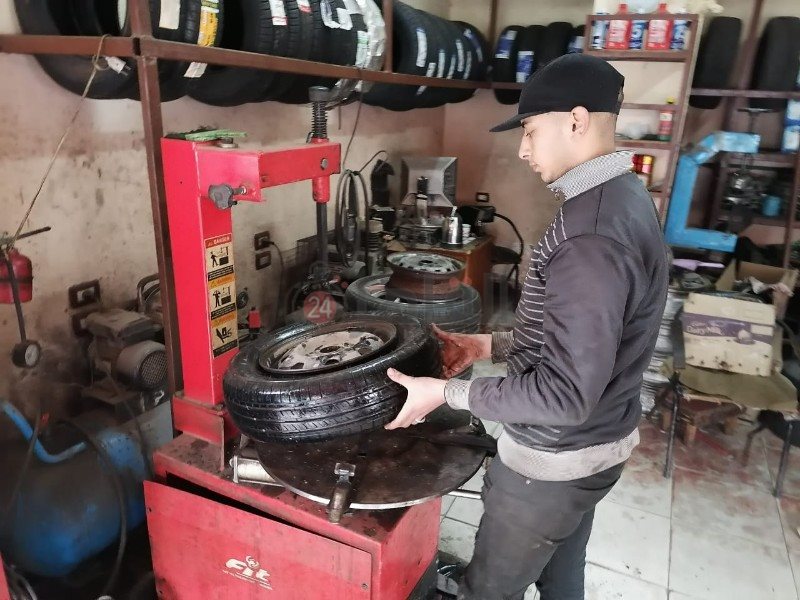 شاب يطلق مبادرة لإصلاح إطارات السيارات دليفري 5_copy_800x600