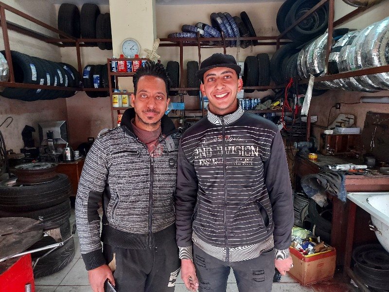 شاب يطلق مبادرة لإصلاح إطارات السيارات دليفري 