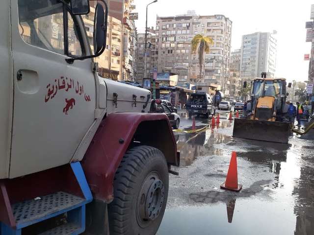إصلاح انفجار خط المياه الرئيسي بشارع الجلاء بالزقازيق 01