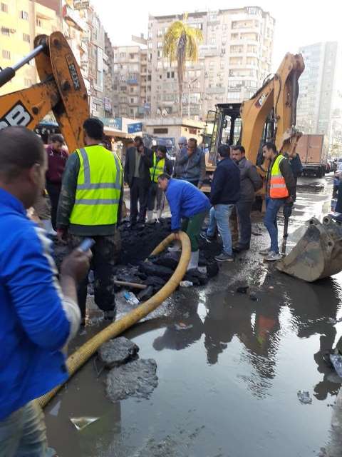 إصلاح انفجار خط المياه الرئيسي بشارع الجلاء بالزقازيق 02