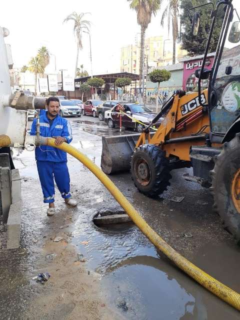 إصلاح انفجار خط المياه الرئيسي بشارع الجلاء بالزقازيق 03