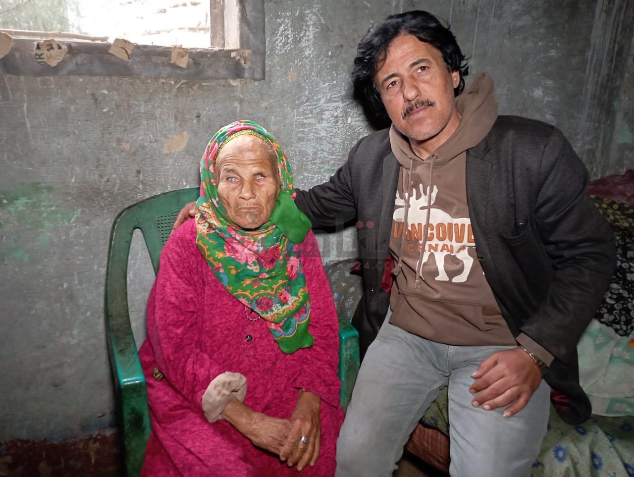 السيدة المعمرة ونجل شقيقها