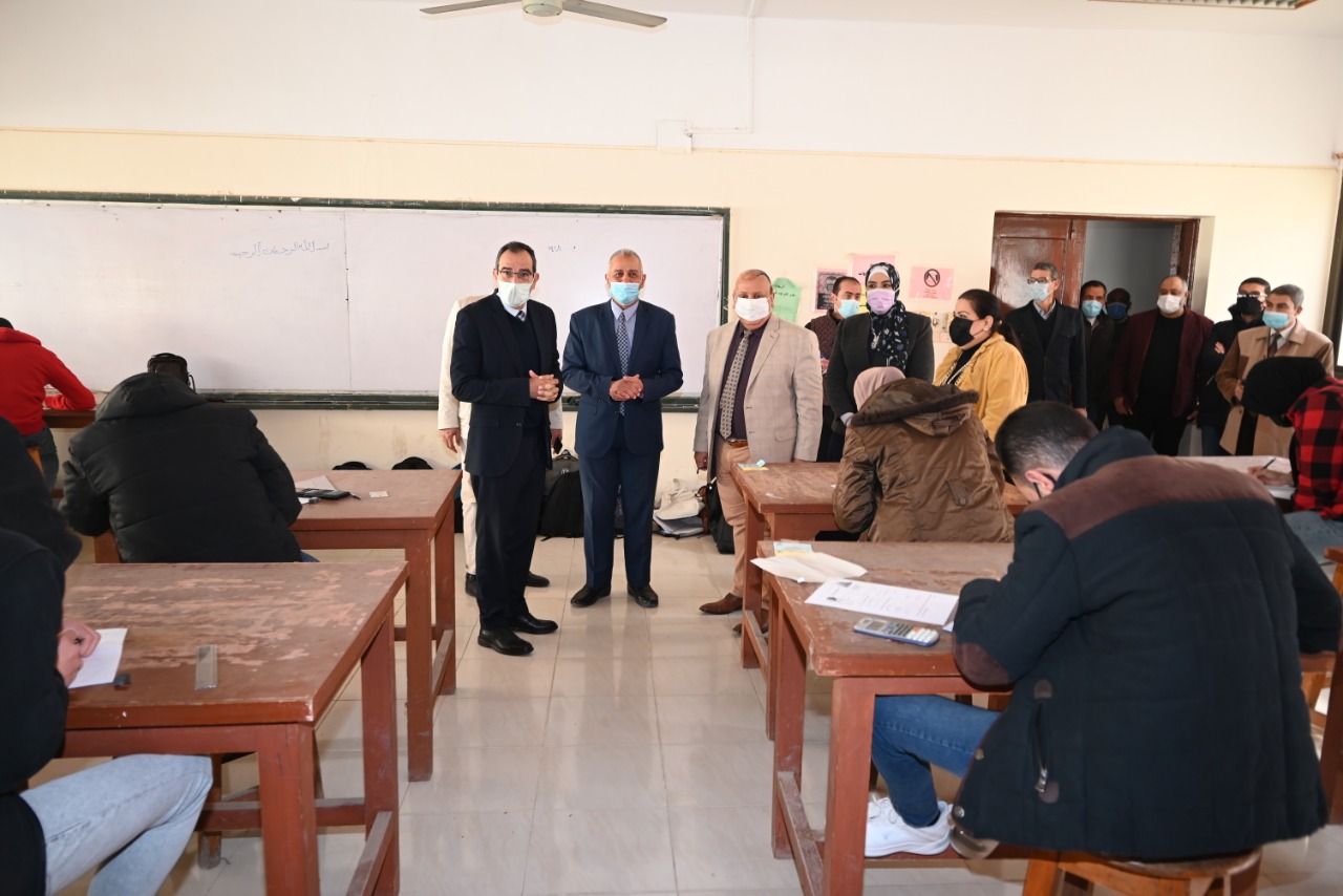 رئيس جامعة الفيوم يتفقد اللجان الامتحانية
