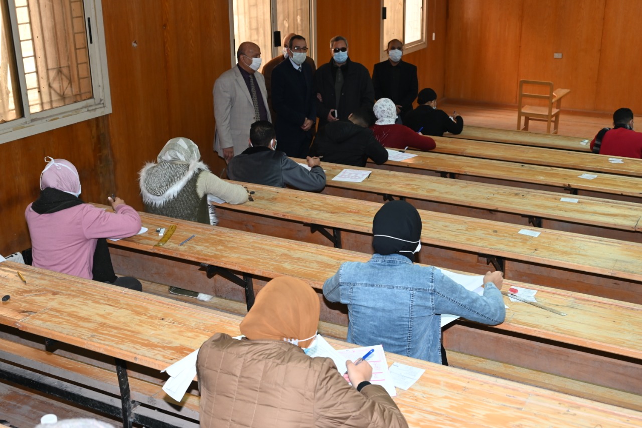 رئيس جامعة الفيوم يتفقد اللجان الامتحانية