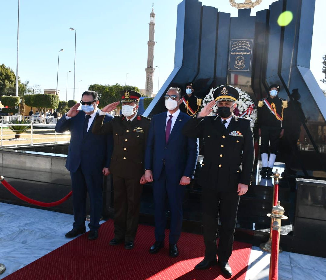 محافظ الفيوم يضع إكليلا من الزهور