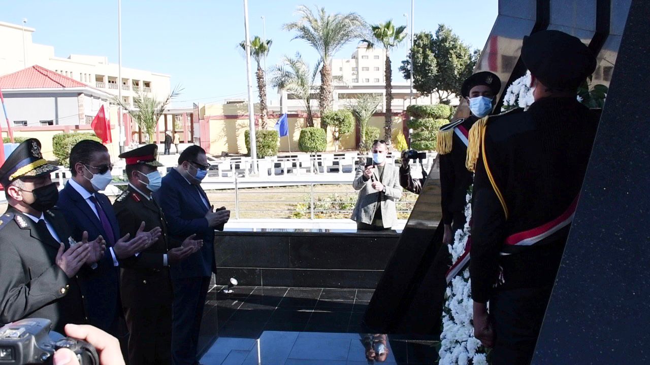 محافظ الفيوم يضع إكليلا من الزهور