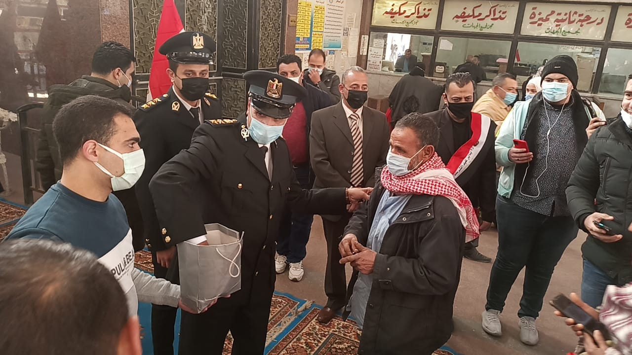 توزيع الحلوى على المسافرين بمحطة قطار المنصورة احتفالات بعيد الشرطة